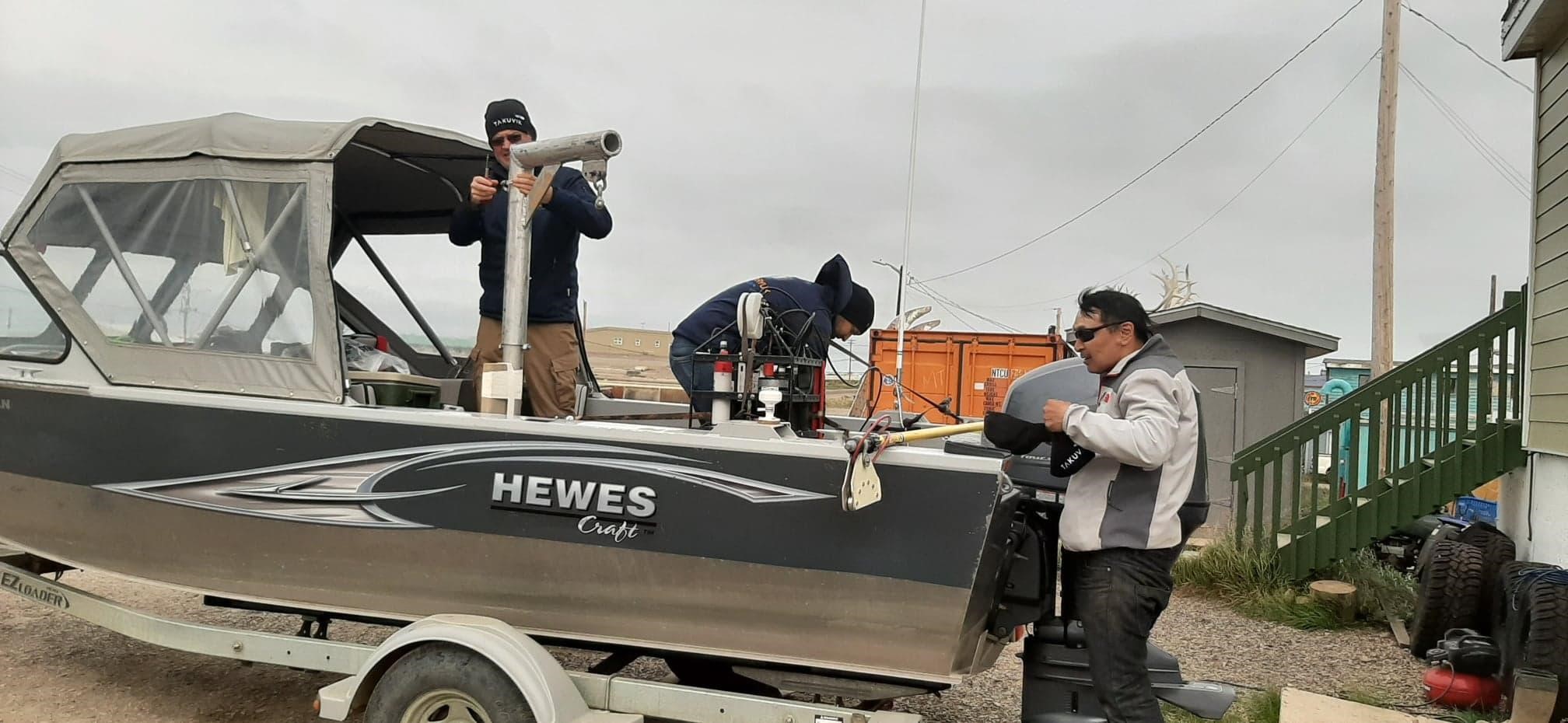 Édouard Leymarie, Guislain Bécu and David Obie James Anikina getting the instruments ready on James’ boat on August 2, 2019. ©Joannie Ferland Takuvik2019 Picture10 3