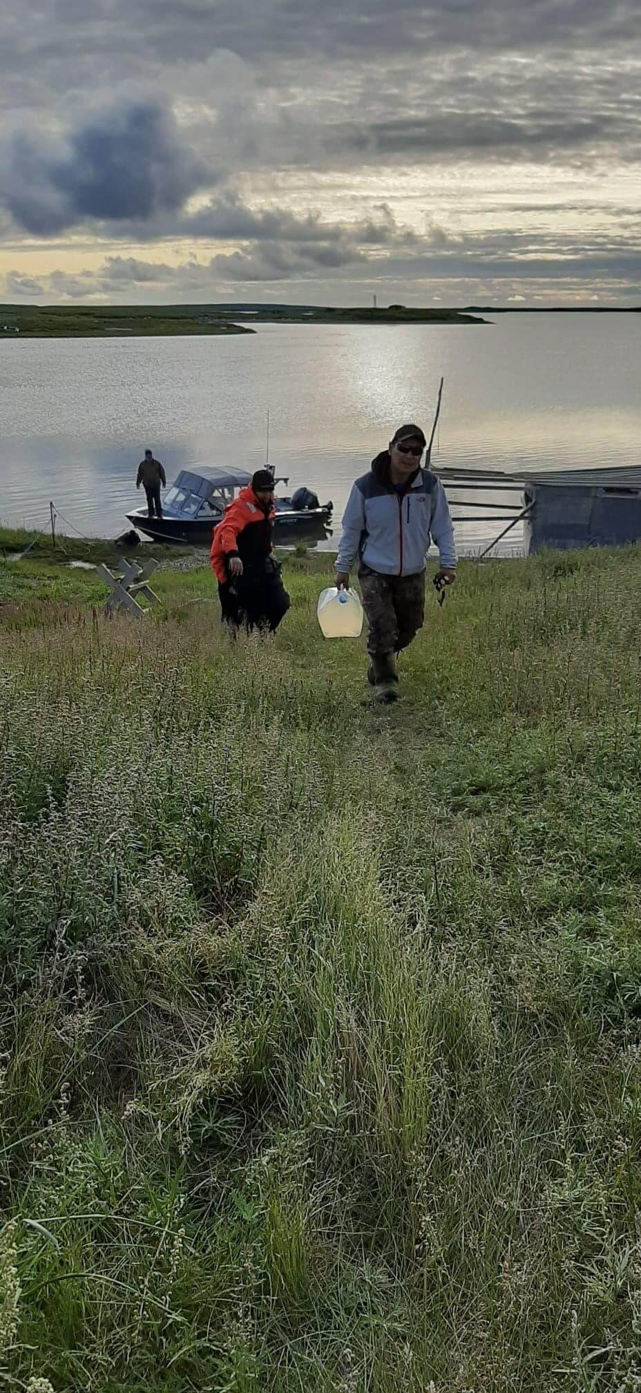 David Obie James Anikina carrying water (in the foreground) followed by Guislain Bécu and Édouard Leymarie at 9h00 in the morning of August 2, 2019. ©Joannie Ferland Takuvik2019 Picture10 9