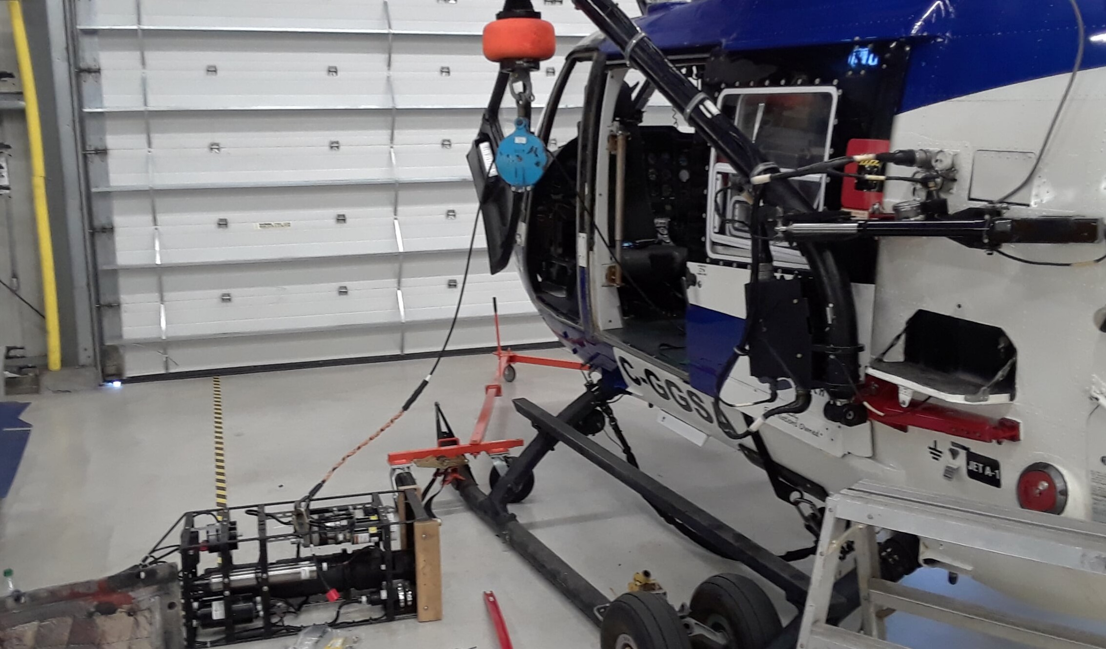 Attempt to deploy the 50 kg optical frame from the boom hoist. The frame was too high and the blue block was too tall! How do we do? @ Guislain Bécu Takuvik2019 Picture6 4