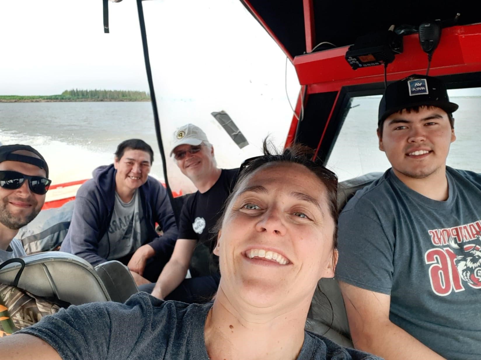 The field team on its way from Inuvik to Aklavik with, from the left, Guislain Bécu, Thomas Gordon, Édouard Leymarie, Joannie Ferland and David McLeod (pilot). ©Joannie Ferland Takuvik2019 Picture9 1