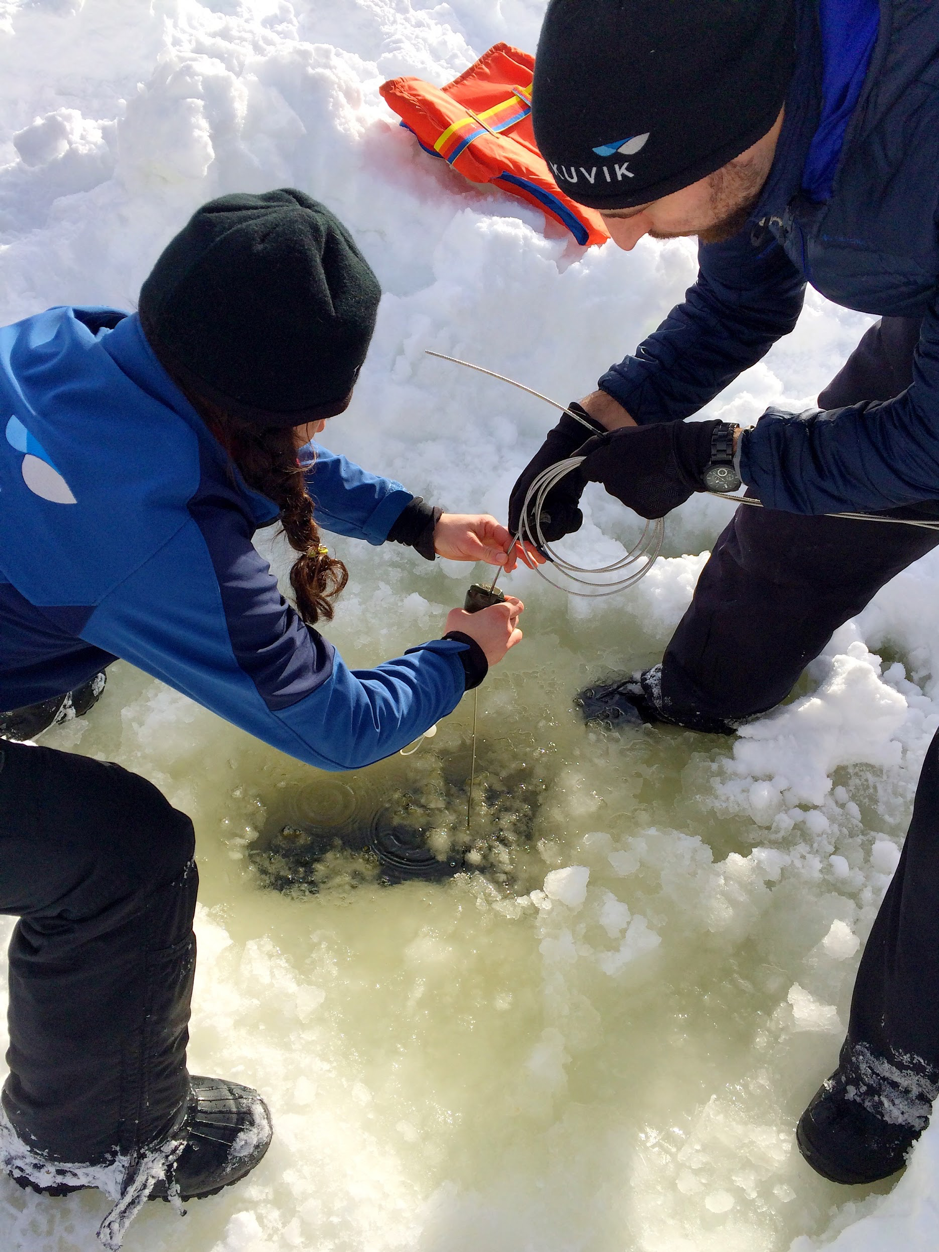 Joannie Ferland sends the messenger to close the Niskin water sampler held by Laurent Oziel in the waters of Piché Lake, Forêt Montmorency, Canada, February 4, 2019. ©Caroline Guilmette. Takuvik spring prep 2019 M.Lizotte Picture8
