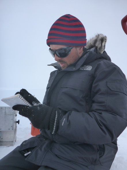 Vincent measuring snow density and thermal conductivity. ©Juliane Wolter b3 Picture2