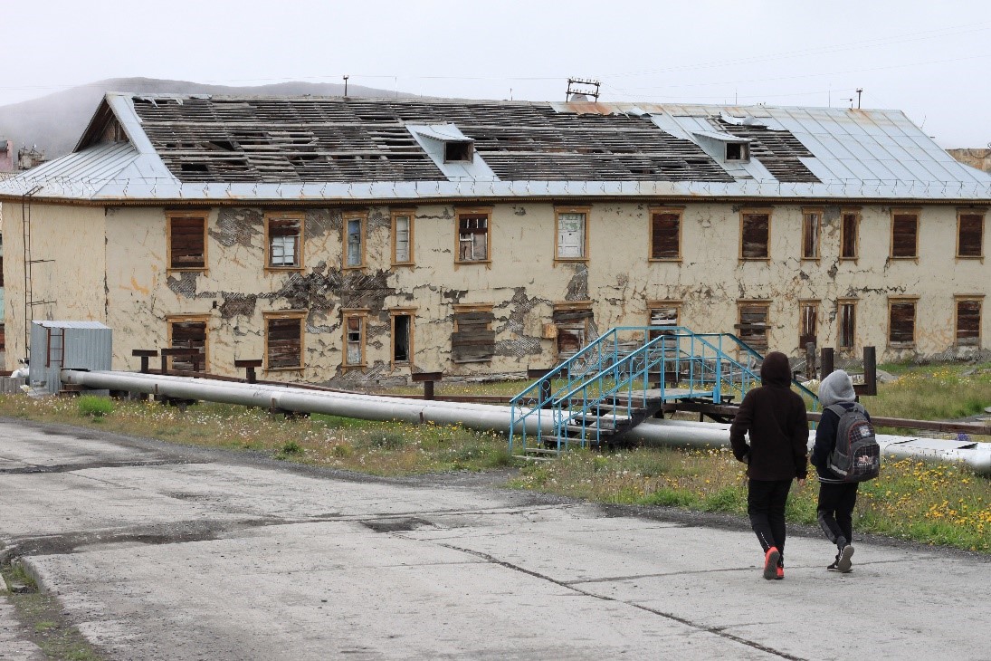 Kids walking around Tiksi. ©Natalia Doloisio WP 7 Tiksi 6